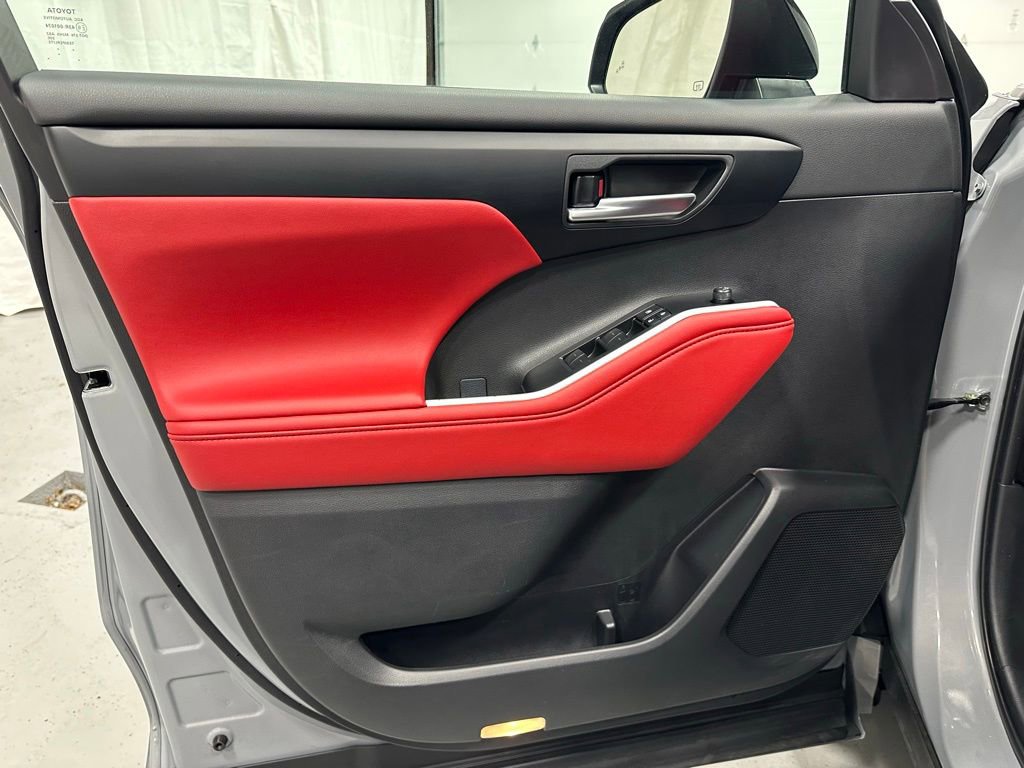 Used 2025 Toyota Highlander XSE image 8