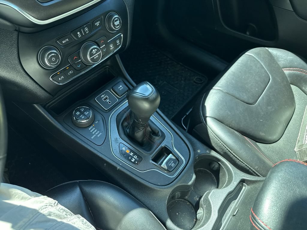 Used 2021 Jeep Cherokee Trailhawk AWD/4WD image 28
