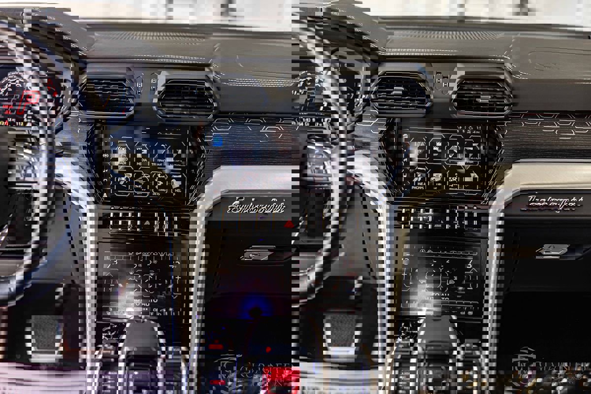 Used 2020 Lamborghini Urus image 36