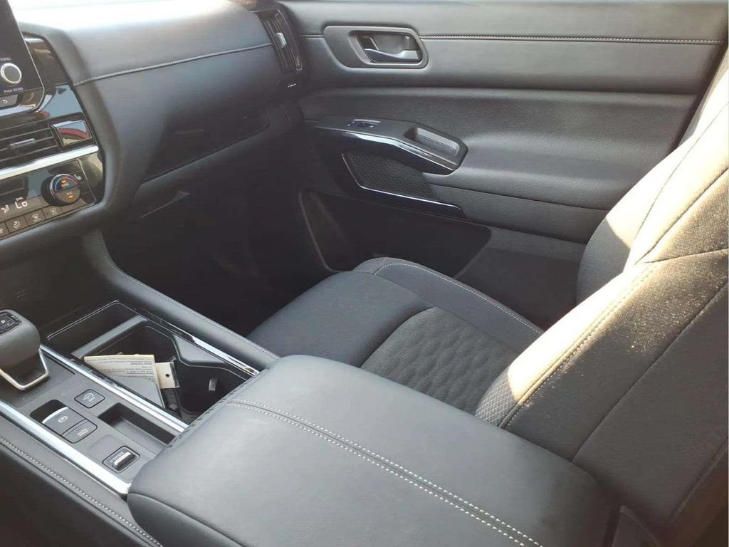Used 2025 Nissan Pathfinder SV FWD image 11