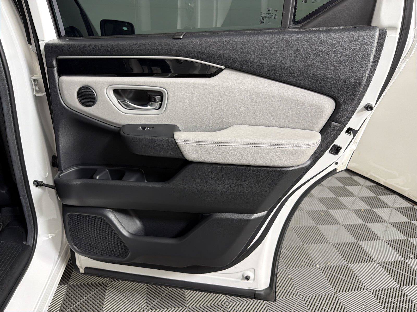 Used 2025 Honda Pilot EX-L image 14