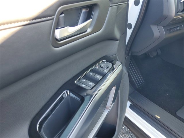 New 2025 Nissan Pathfinder SL image 6