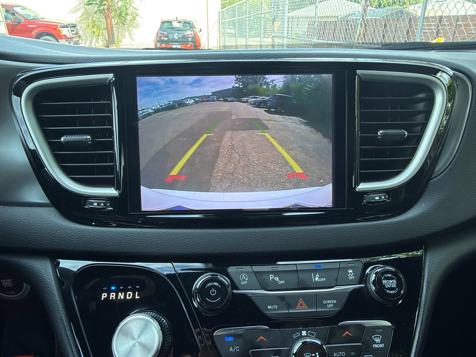 Used 2025 Chrysler Pacifica Select FWD image 25