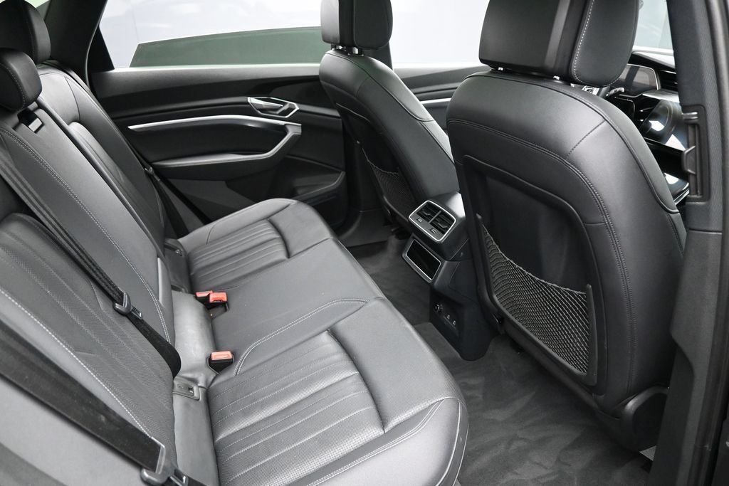 Used 2022 Audi e-tron Premium Plus w/ Premium Plus Package AWD/4WD image 32