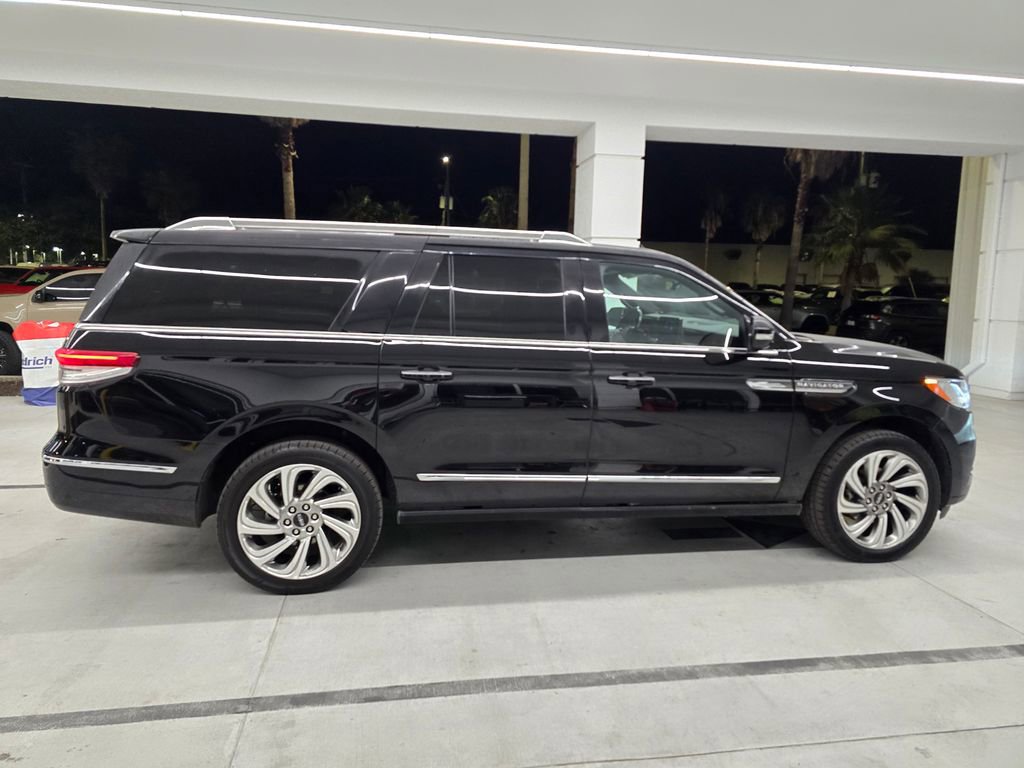 Used 2023 Lincoln Navigator L Reserve RWD image 7