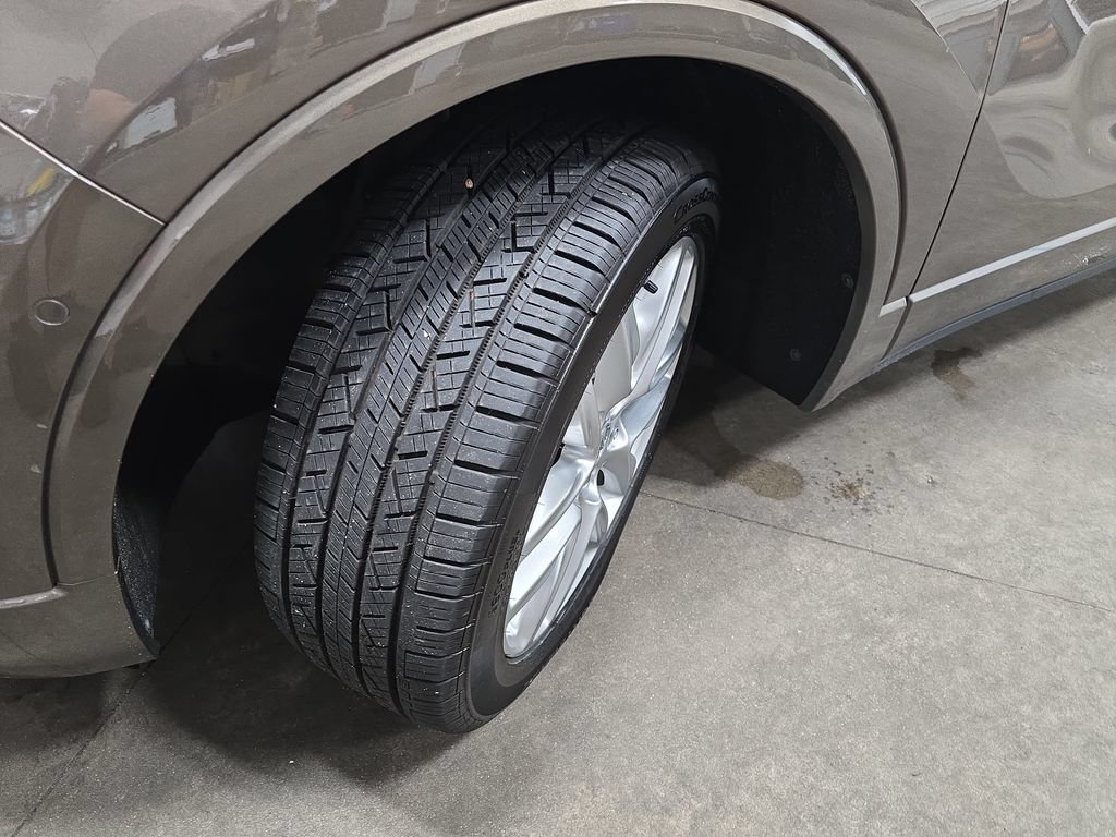 Used 2019 Buick Envision Premium w/ Driver Confidence Package AWD/4WD image 36