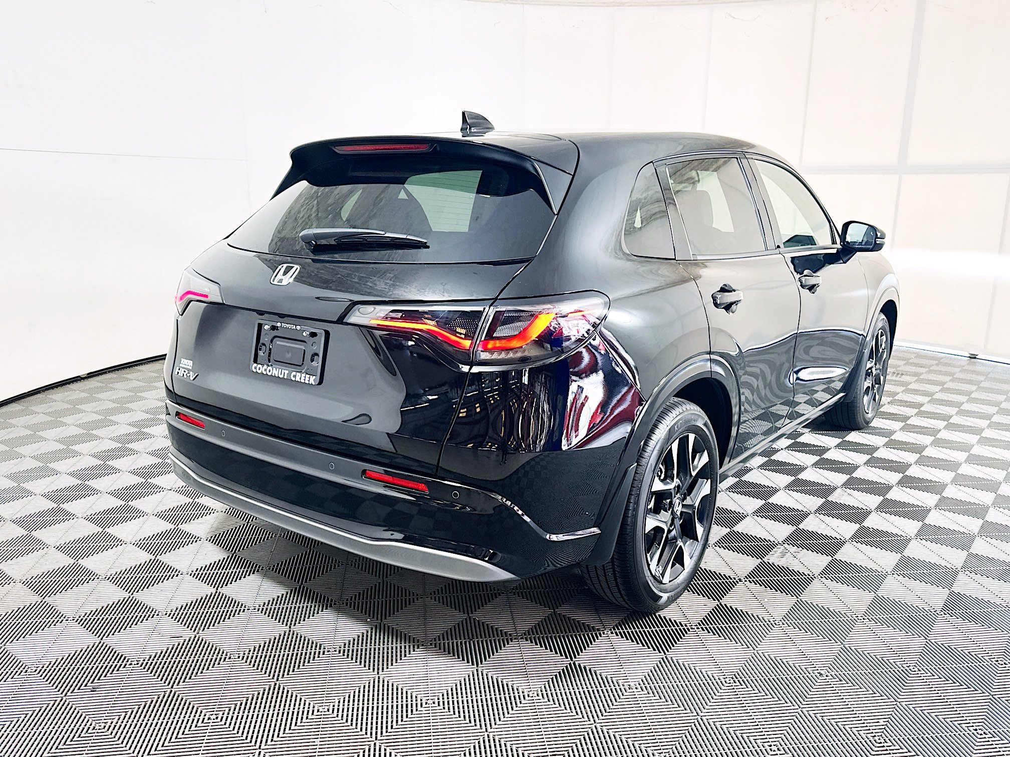 Used 2027 Honda HR-V EX-L image 3