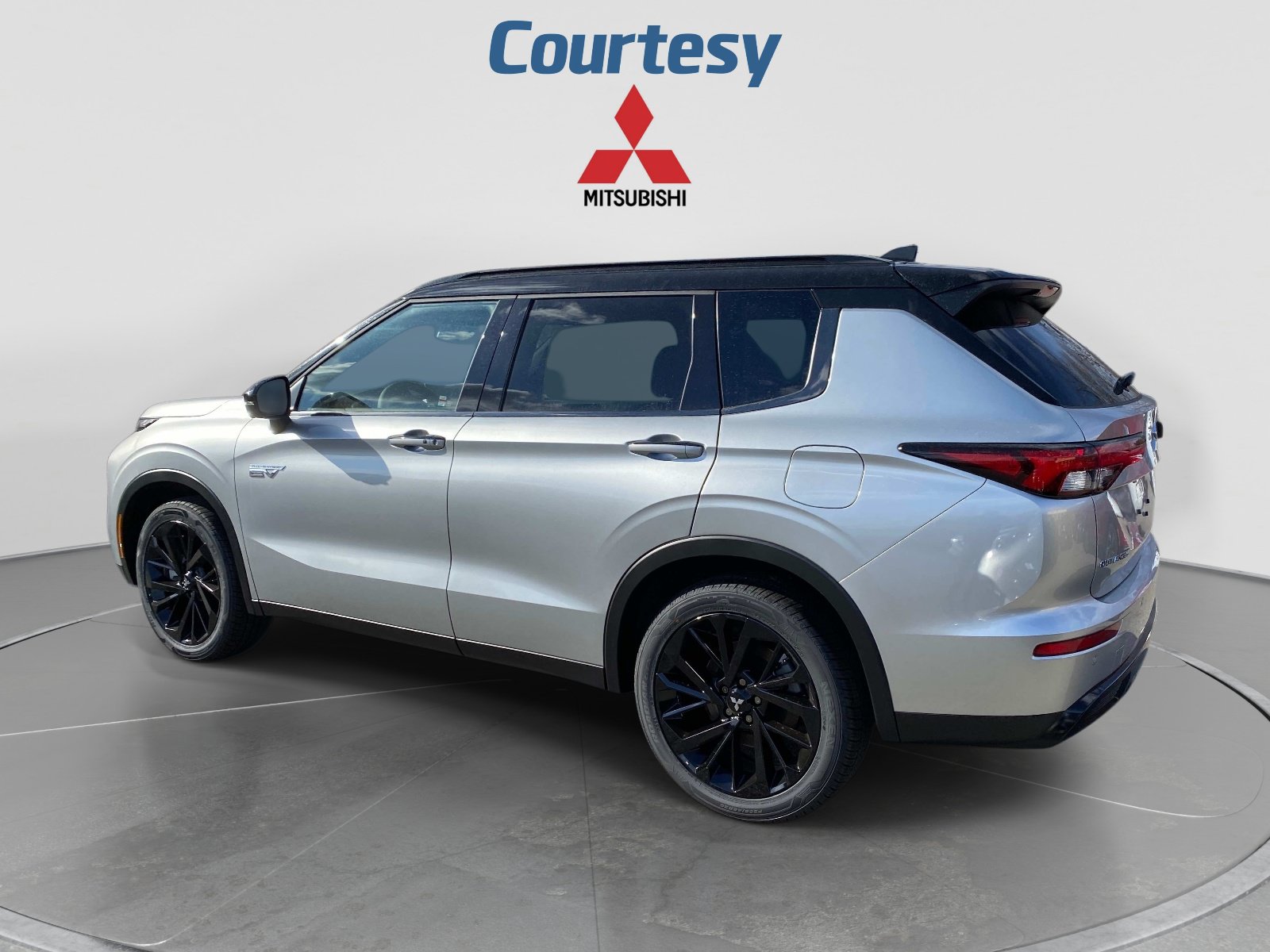 New 2025 Mitsubishi Outlander 4WD Plug-In Hybrid image 3