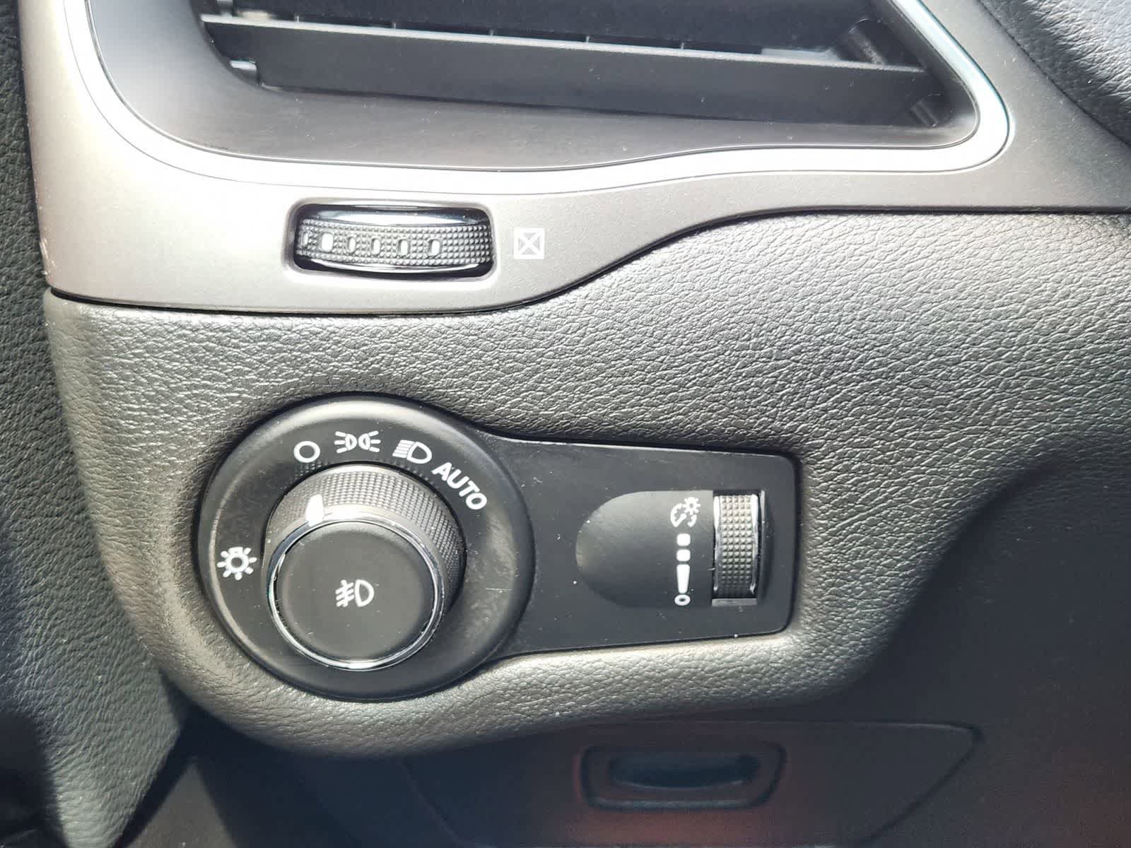 Used 2019 Jeep Cherokee Latitude w/ Popular Appearance Group FWD image 20