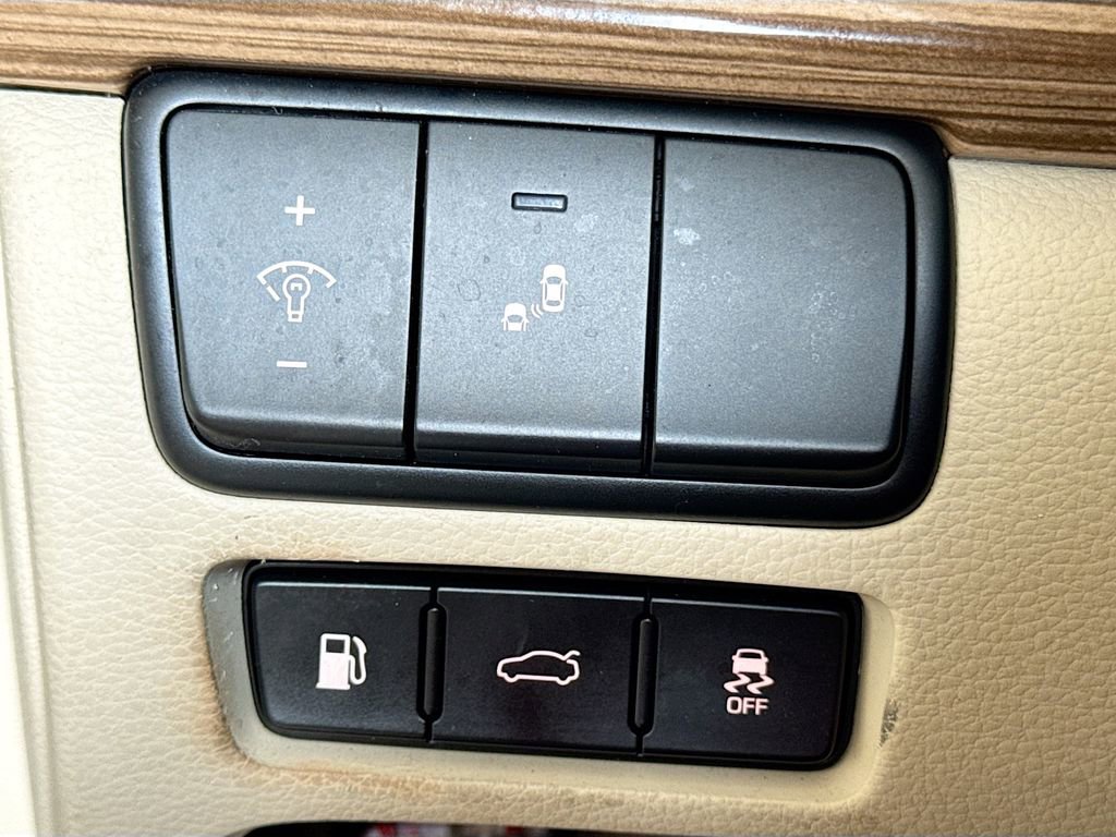 Used 2018 Kia Cadenza FWD image 11
