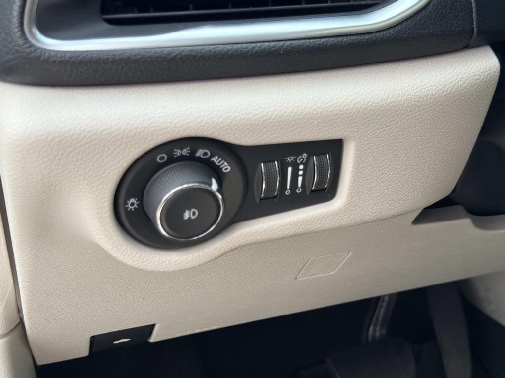 Used 2020 Chrysler Pacifica Limited FWD image 27