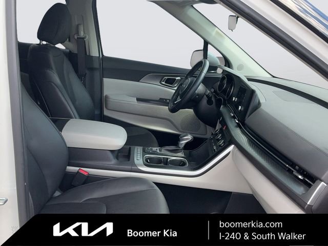 Used 2024 Kia Carnival LX image 11
