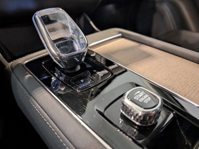 Used 2025 Volvo XC90 B6 Plus image 22