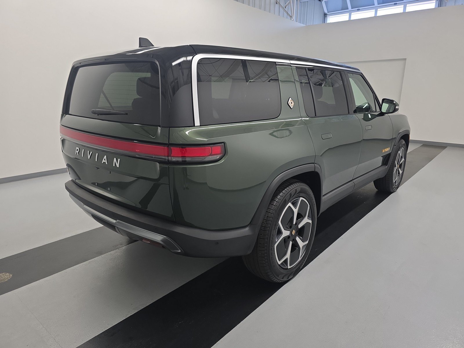 Used 2024 Rivian R1S Adventure AWD/4WD image 5