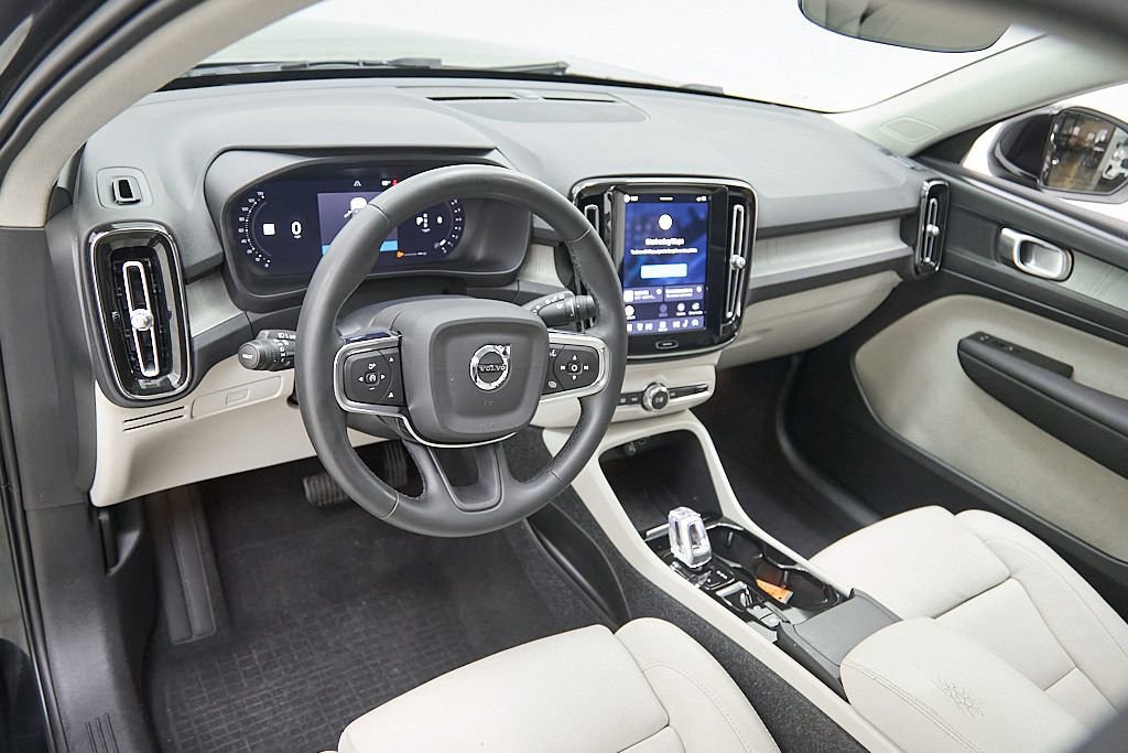 Used 2023 Volvo XC40 B5 Plus w/ Protection Package Premier AWD/4WD image 12