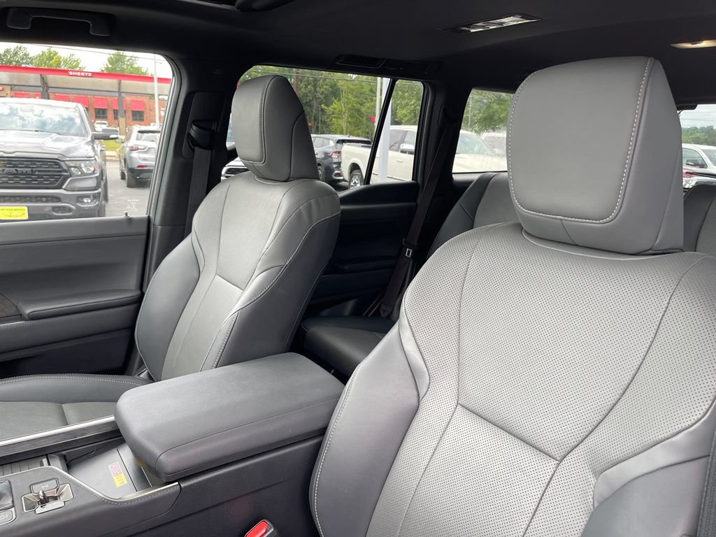 Used 2024 Lexus GX 550 w/ Accessory Package (2T) AWD/4WD image 17