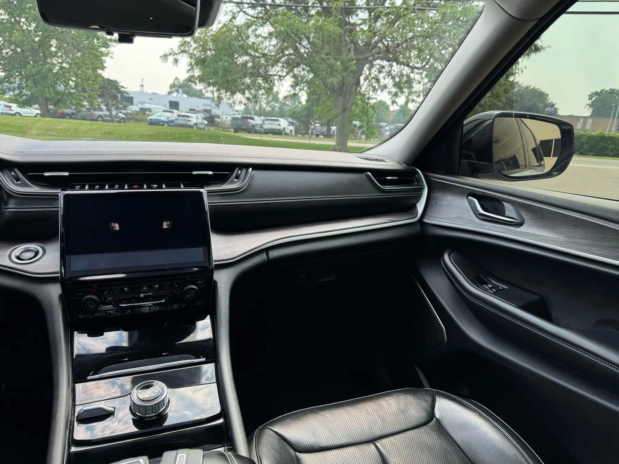 Used 2021 Jeep Grand Cherokee L Limited w/ Luxury Tech Group II image 17