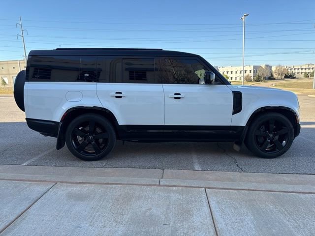 Used 2024 Land Rover Defender 130 X-Dynamic SE image 4