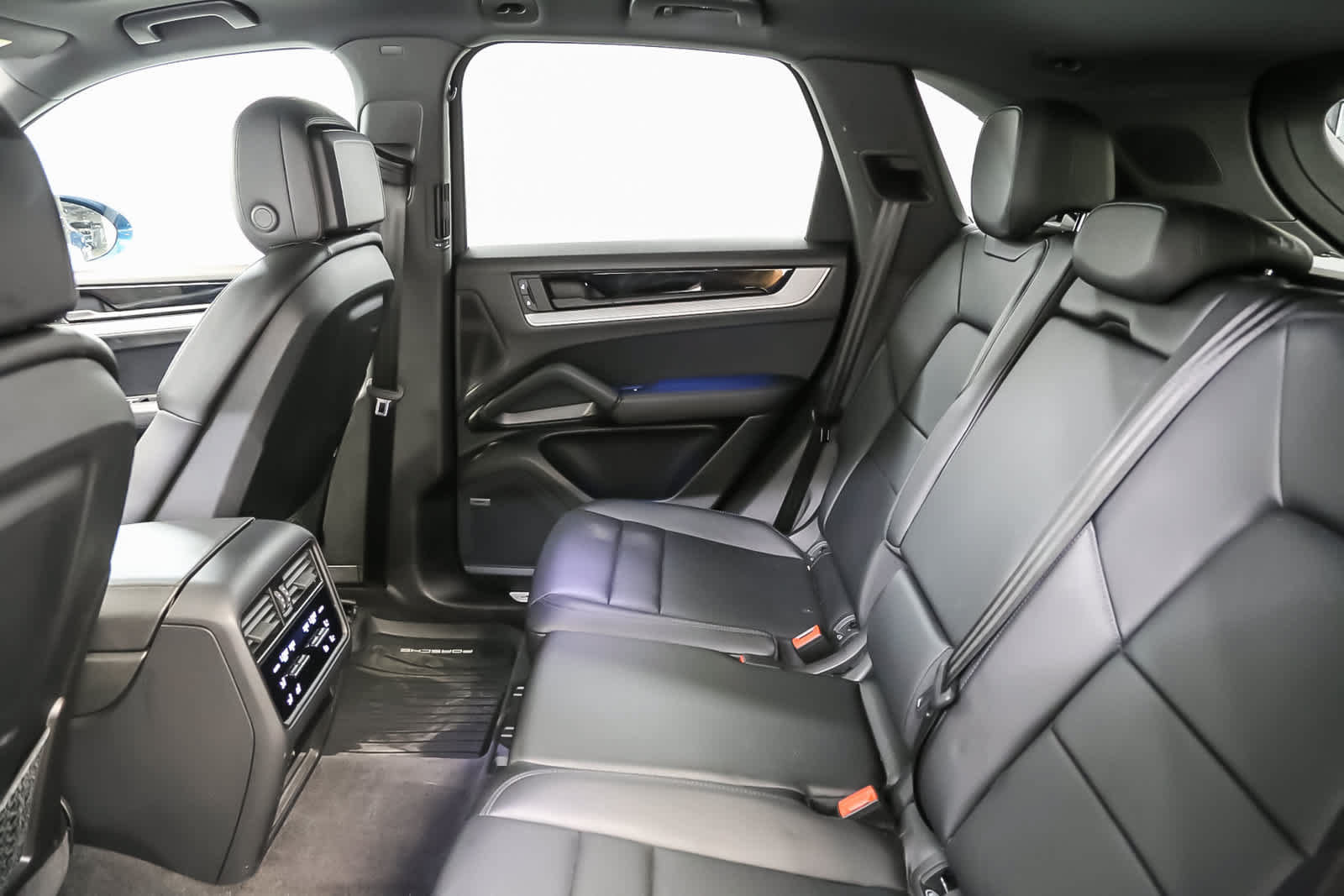 Certified 2024 Porsche Cayenne AWD/4WD image 24