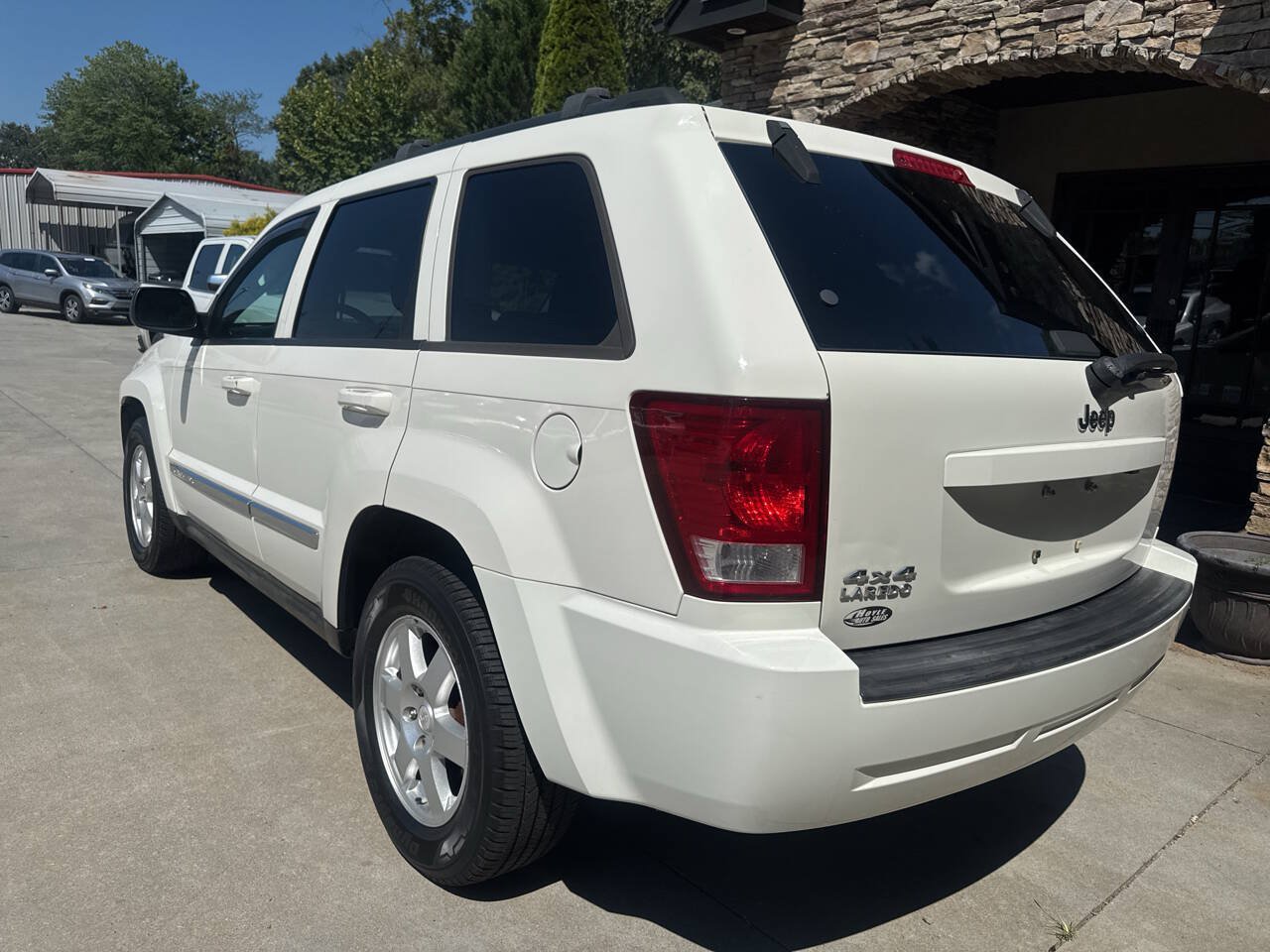Used 2010 Jeep Grand Cherokee Laredo AWD/4WD image 3