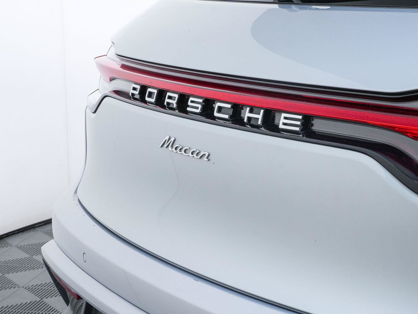 Certified 2025 Porsche Macan Turbo AWD/4WD image 38