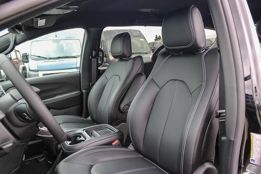 New 2027 Chrysler Pacifica Select FWD image 18