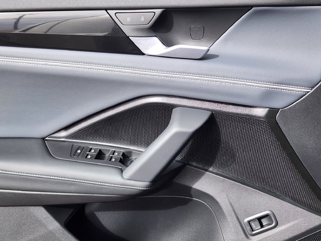 New 2027 Volkswagen Tiguan SEL R-Line AWD/4WD image 13