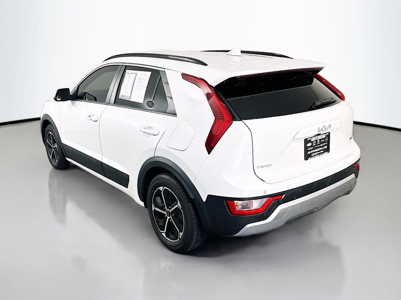 Used 2023 Kia Niro EX FWD image 5