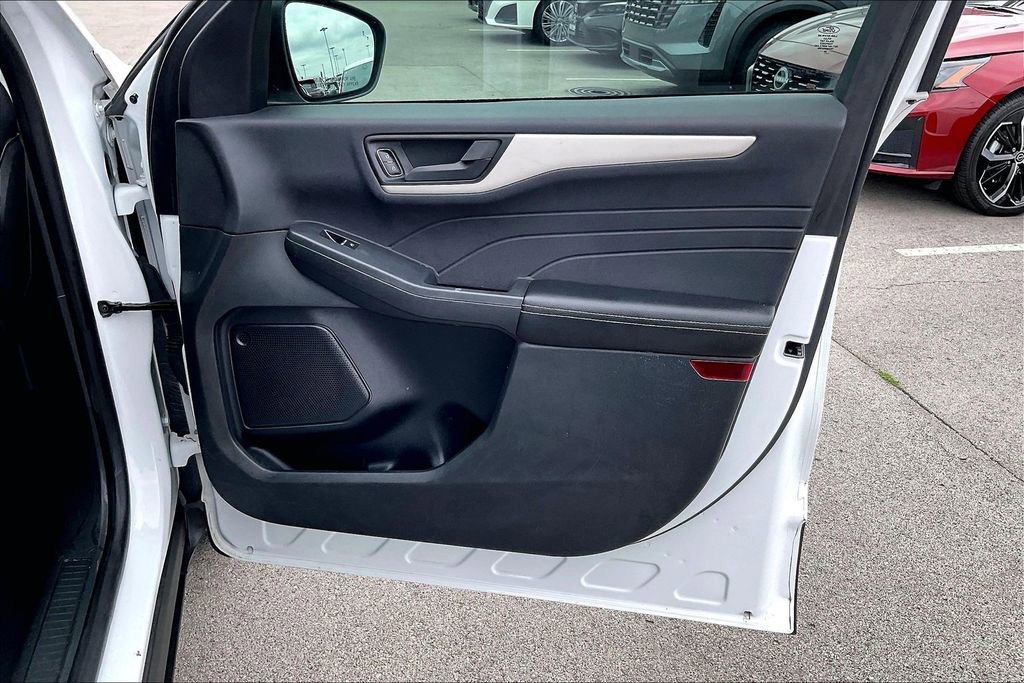 Used 2022 Ford Escape SE w/ SE Sport Appearance Package FWD image 25