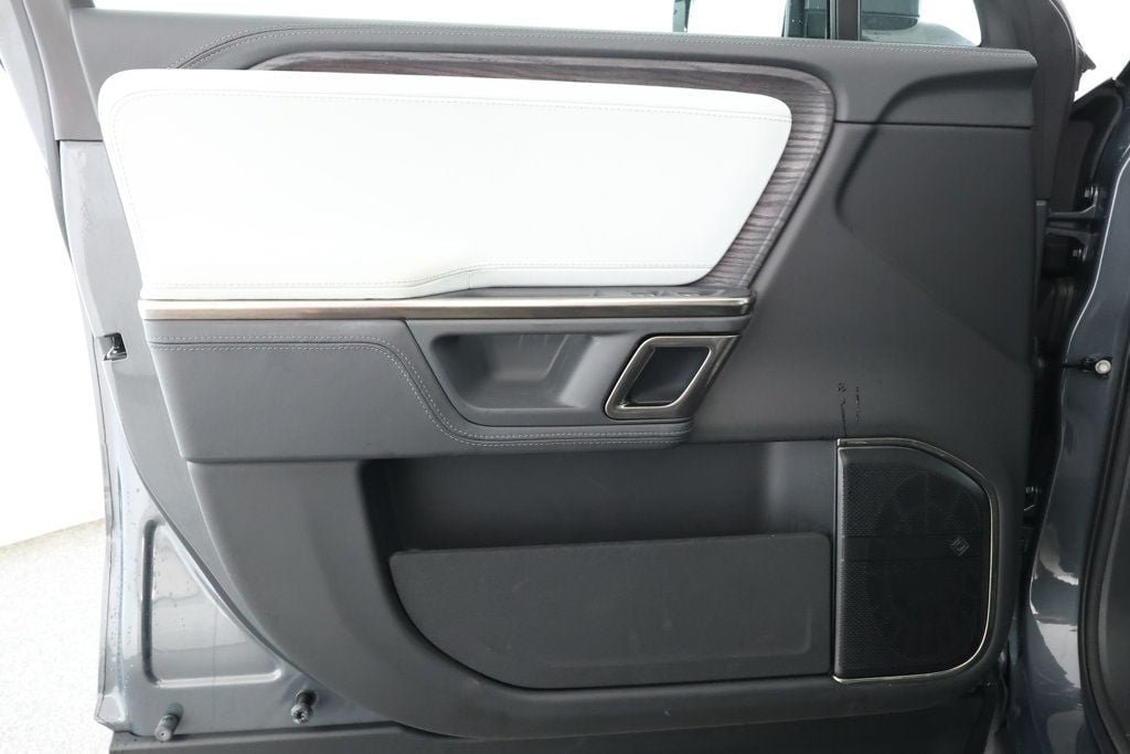 Used 2024 Rivian R1S Adventure AWD/4WD image 9