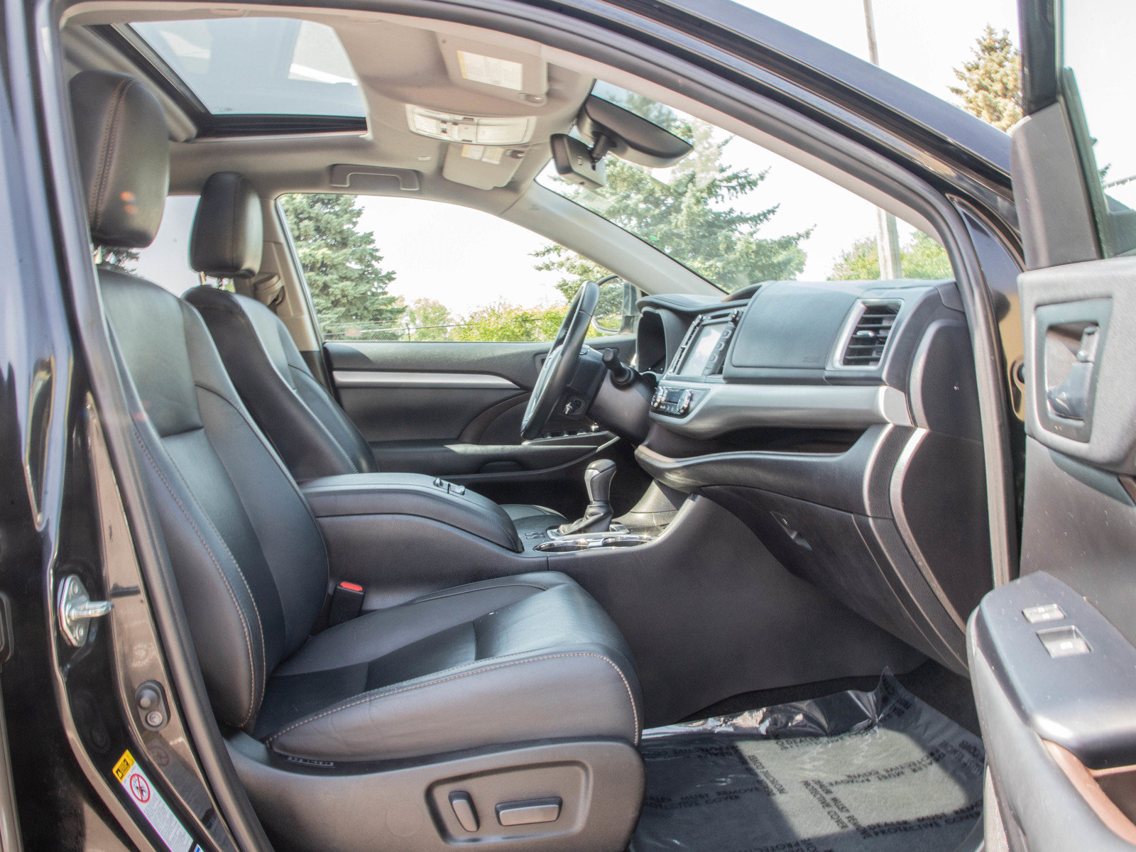 Used 2019 Toyota Highlander XLE AWD/4WD image 11