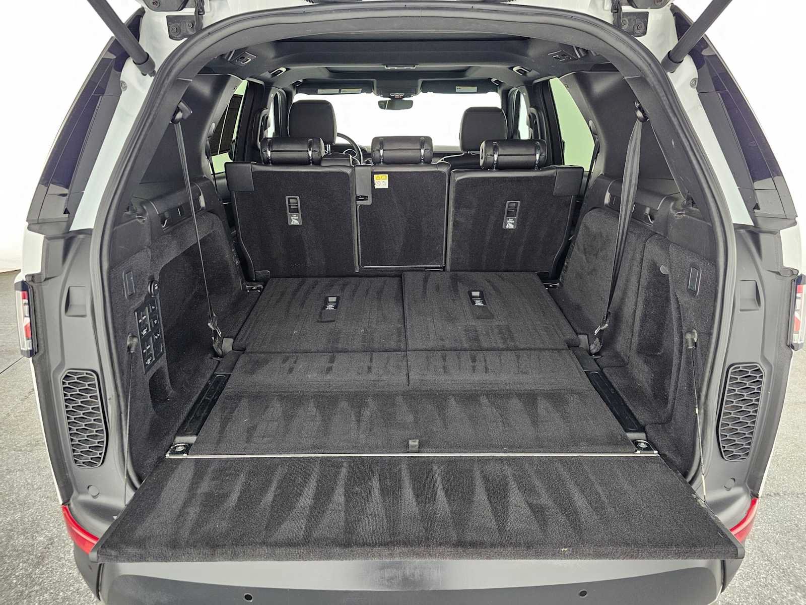 Used 2017 Land Rover Discovery HSE AWD/4WD image 16