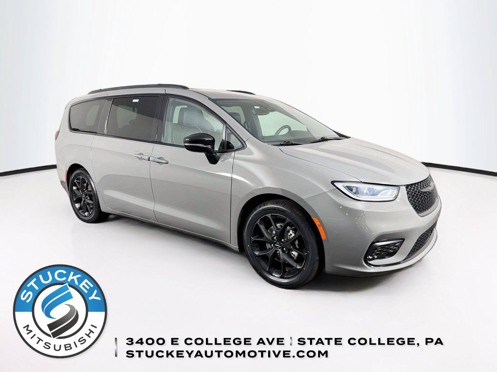 Used 2025 Chrysler Pacifica Limited FWD image 1