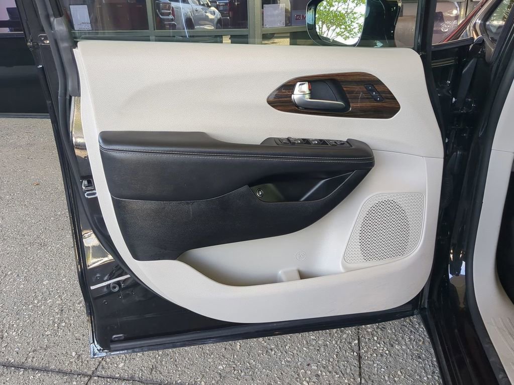 Used 2023 Chrysler Pacifica Limited image 25
