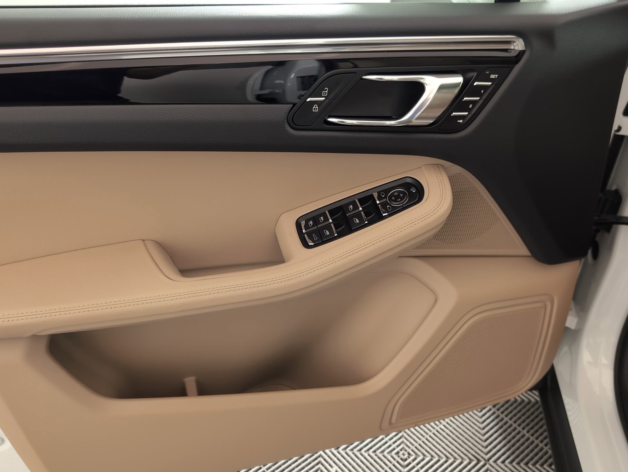 Certified 2025 Porsche Macan AWD/4WD image 16