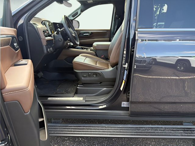 Certified 2025 Chevrolet Suburban High Country AWD/4WD image 17