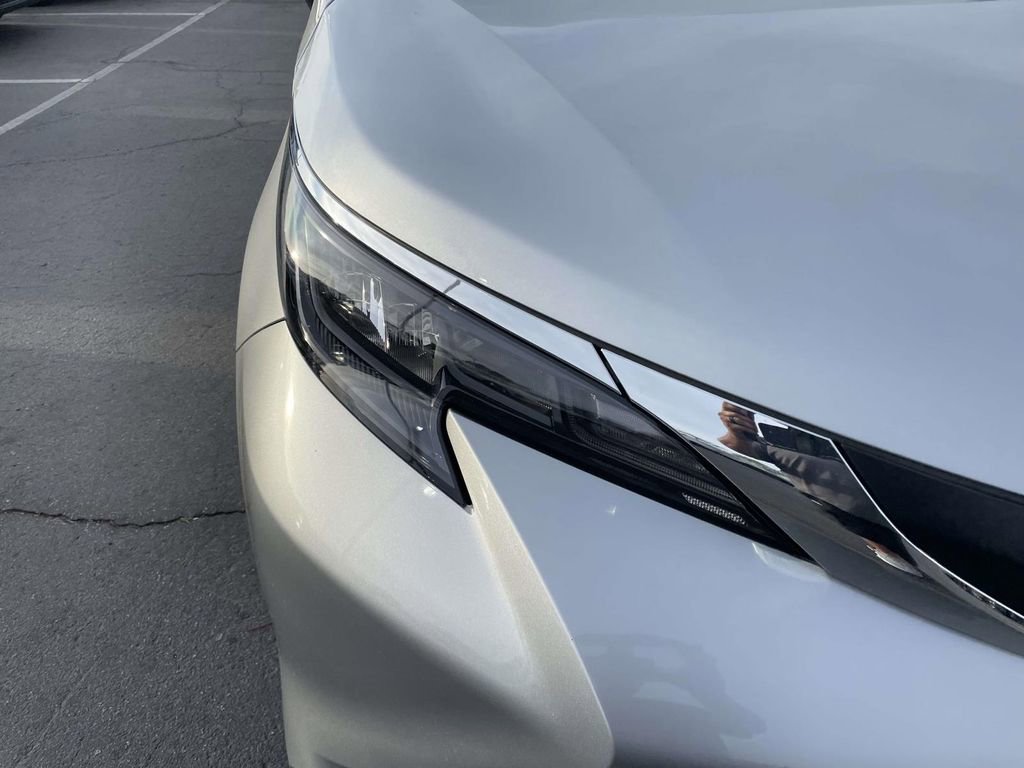 Used 2025 Toyota Sienna XLE image 16