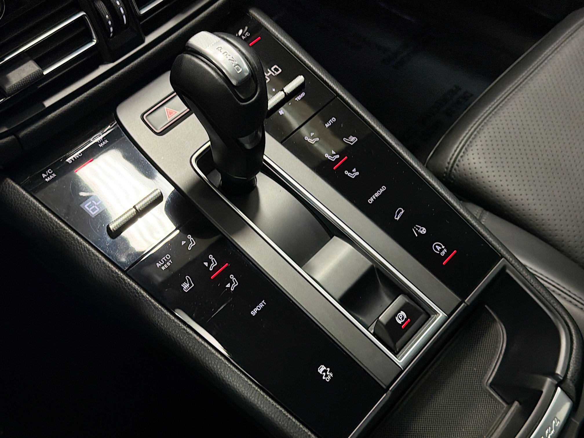 Certified 2022 Porsche Macan AWD/4WD image 33