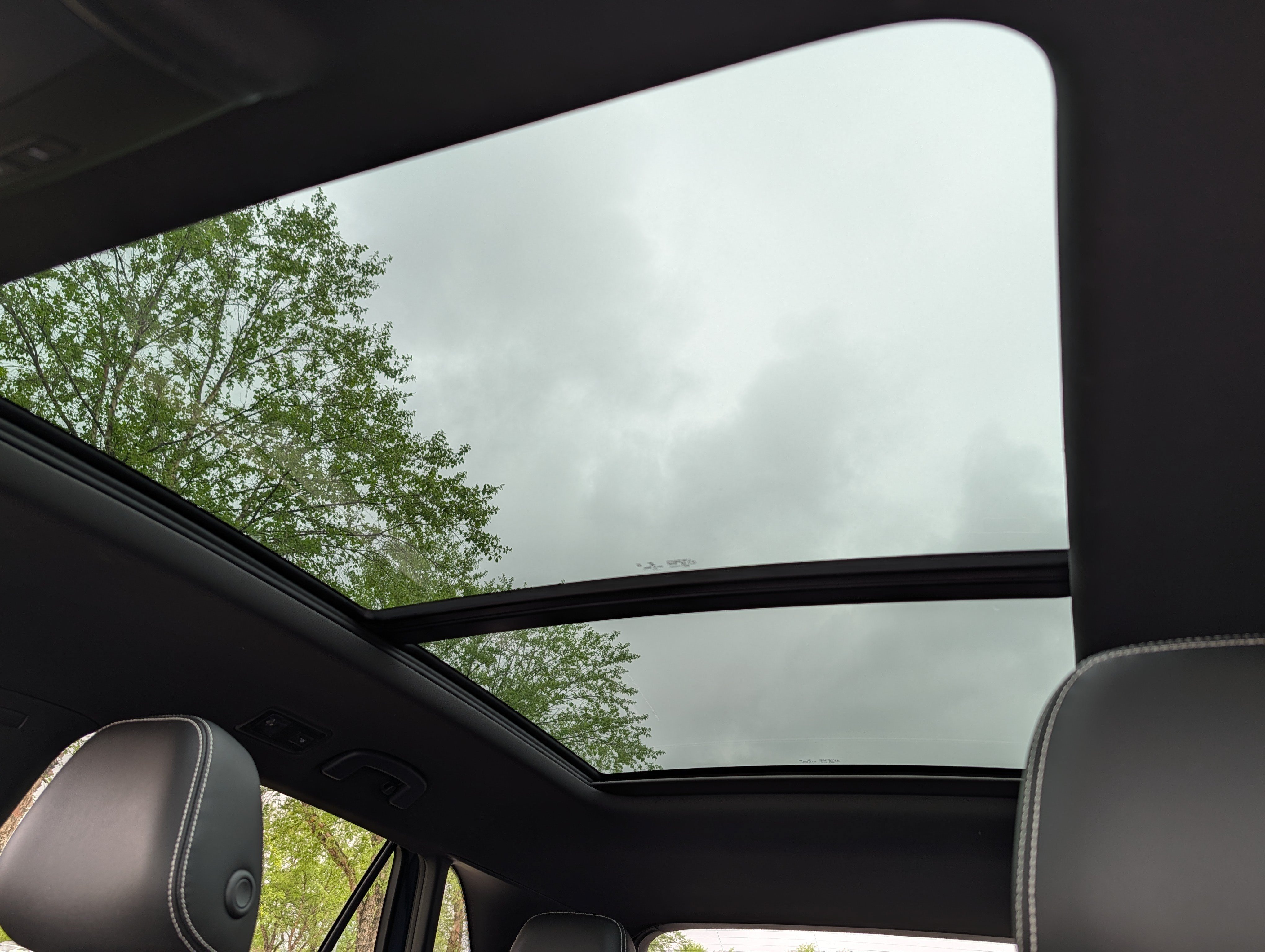 Certified 2023 Volkswagen Atlas Cross Sport SE w/ Panoramic Sunroof Package AWD/4WD image 33
