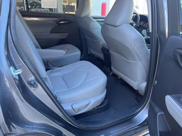 Used 2025 Toyota Highlander Platinum image 14