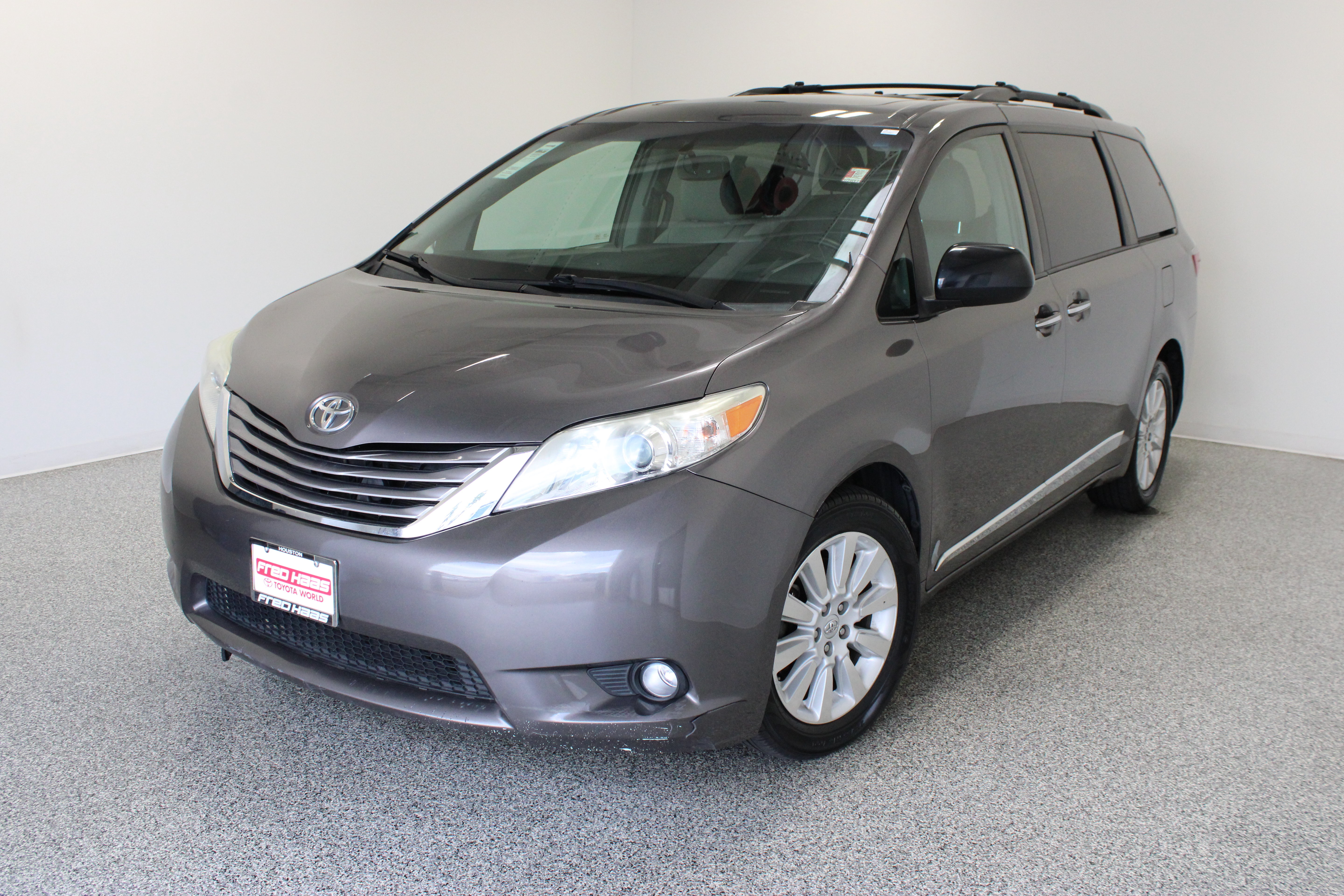 Used 2015 Toyota Sienna XLE AWD/4WD image 2