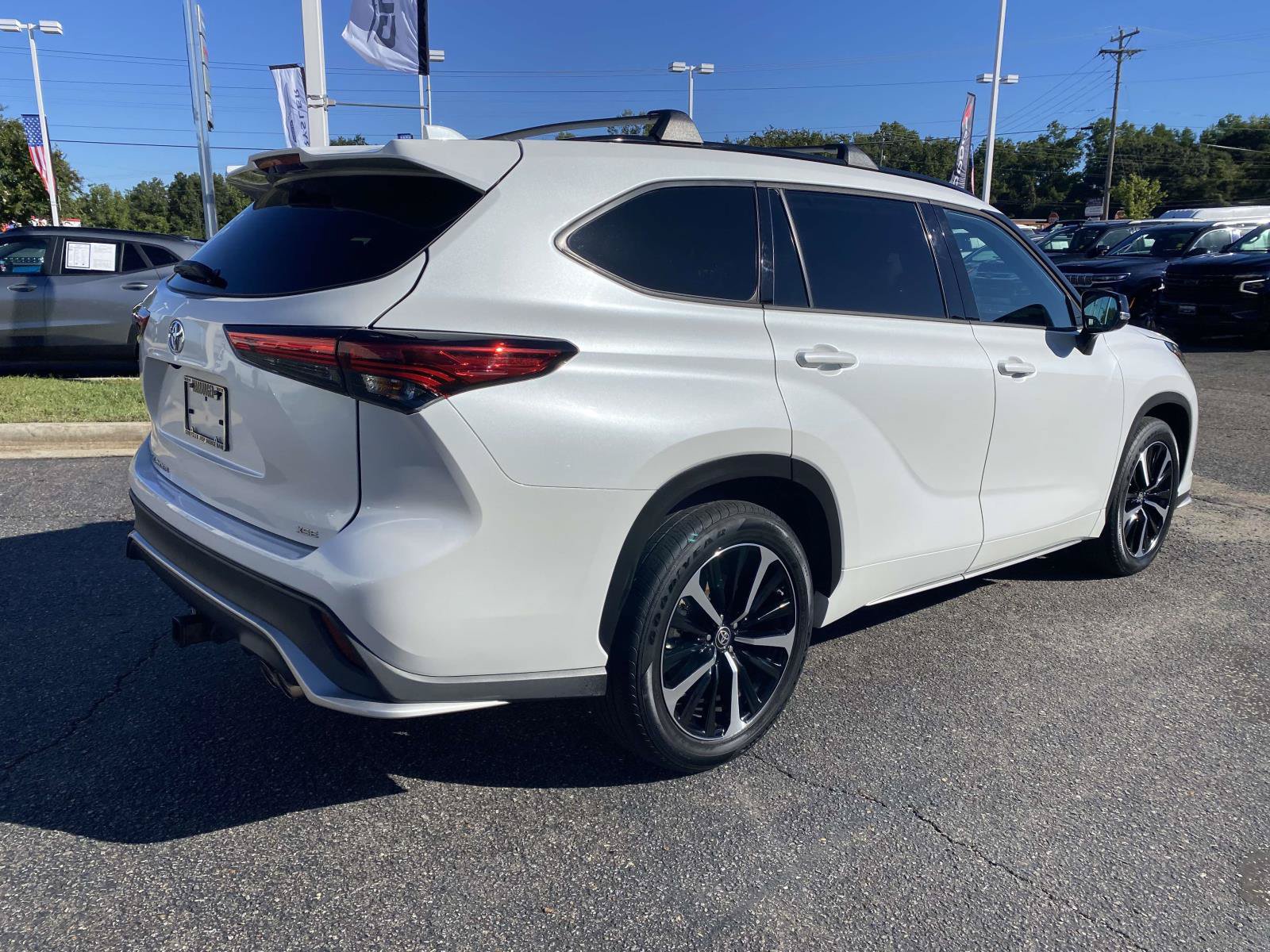 Used 2022 Toyota Highlander XSE FWD image 9