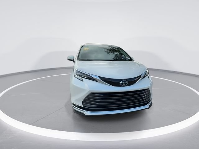 Used 2021 Toyota Sienna Limited FWD image 3
