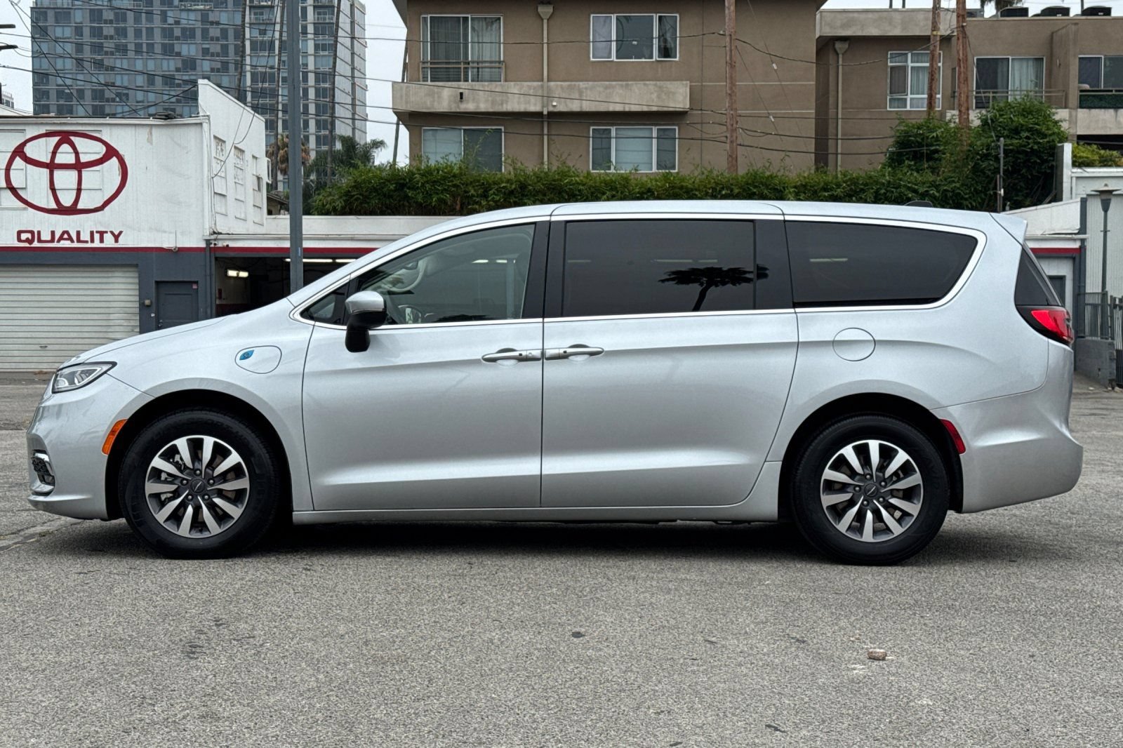 Used 2023 Chrysler Pacifica Touring-L FWD image 7