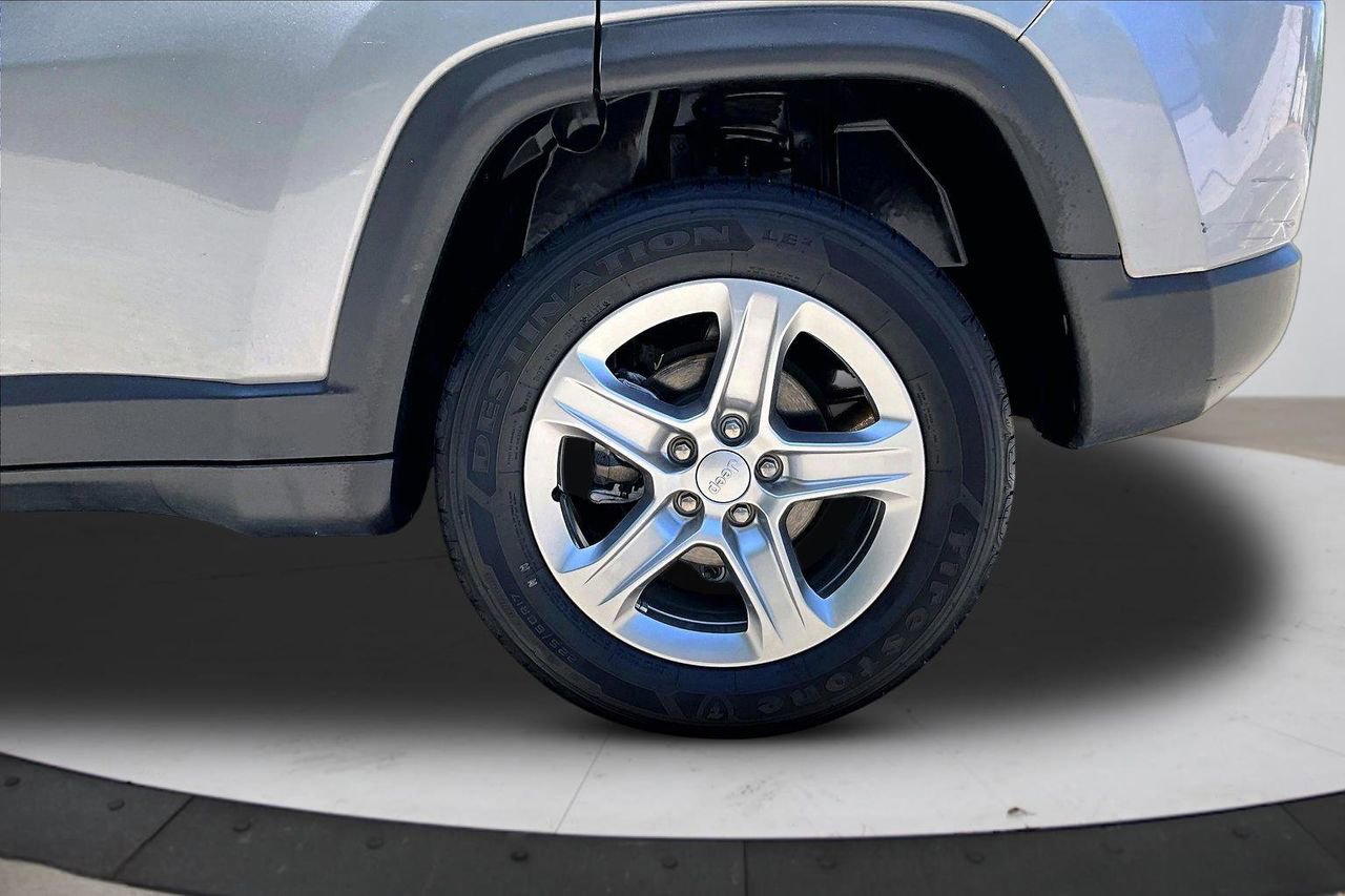 Used 2024 Jeep Compass Latitude AWD/4WD image 33