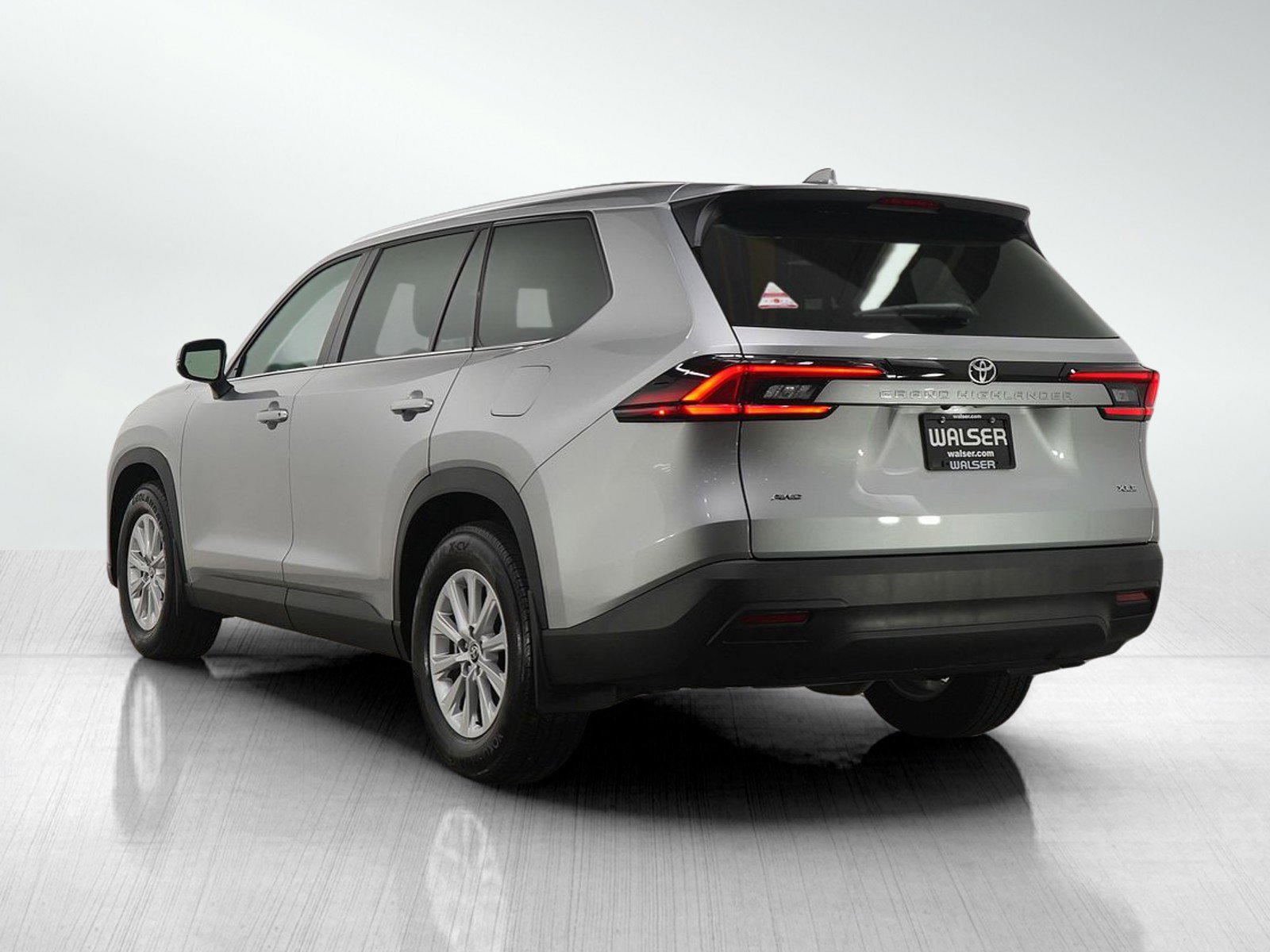 Used 2025 Toyota Grand Highlander XLE image 3