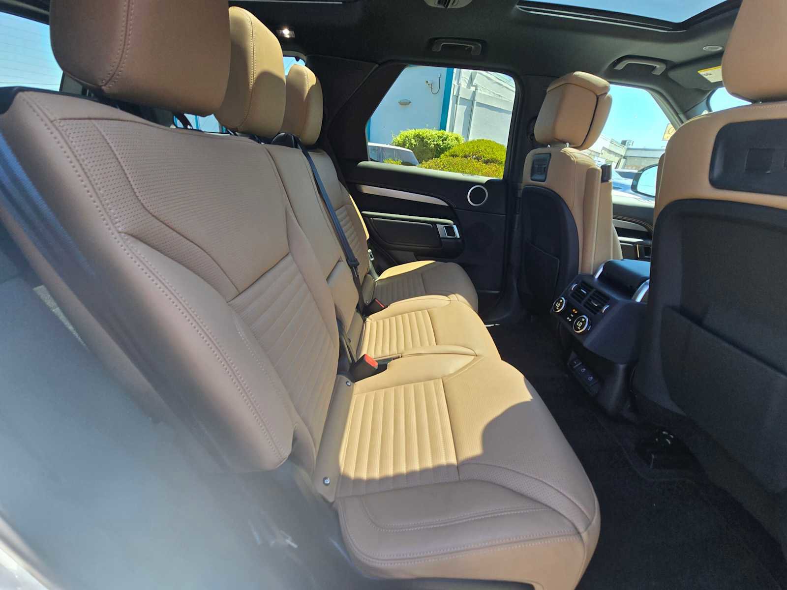 Certified 2025 Land Rover Discovery Dynamic SE image 14