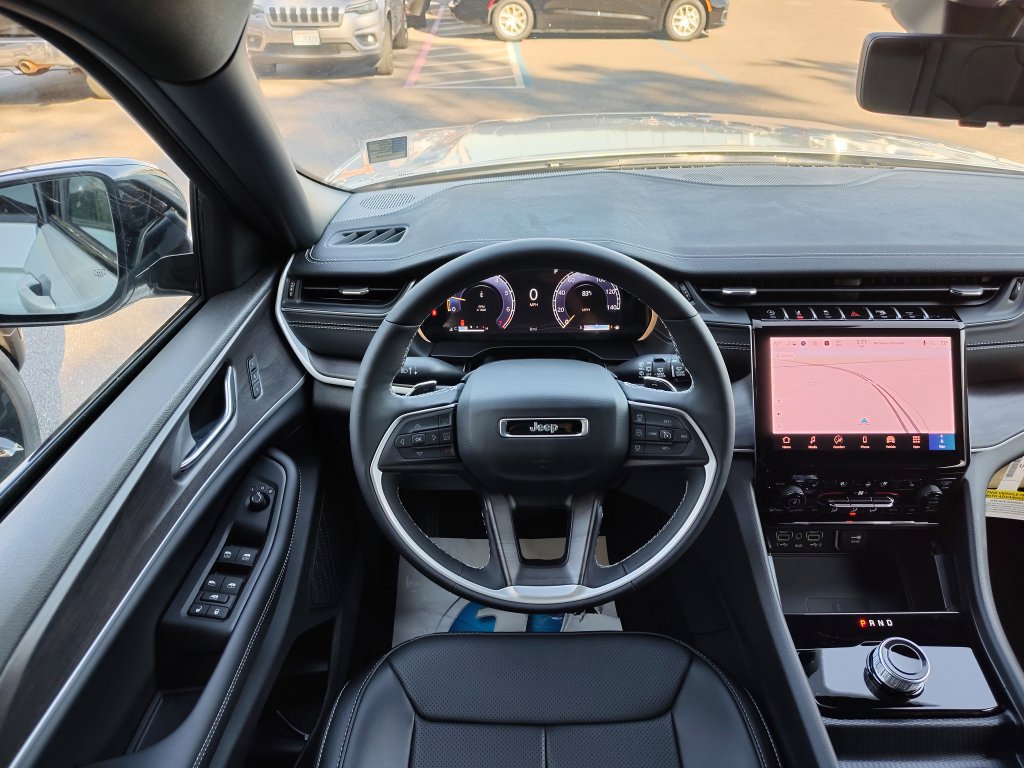 New 2025 Jeep Grand Cherokee Limited w/ Luxury Tech Group II RWD image 18