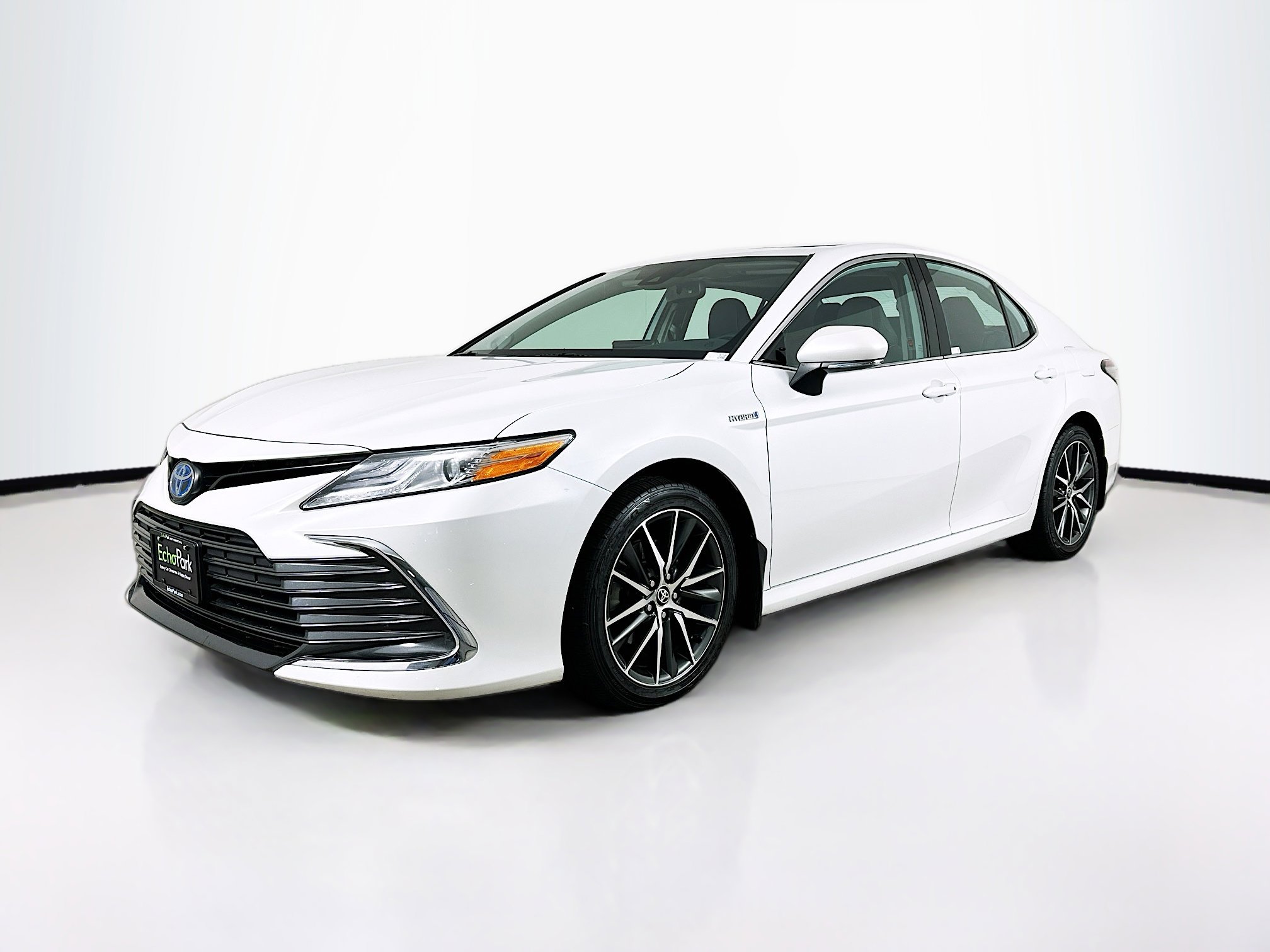 Used 2021 Toyota Camry XLE w/ Navigation Upgrade Package image 3