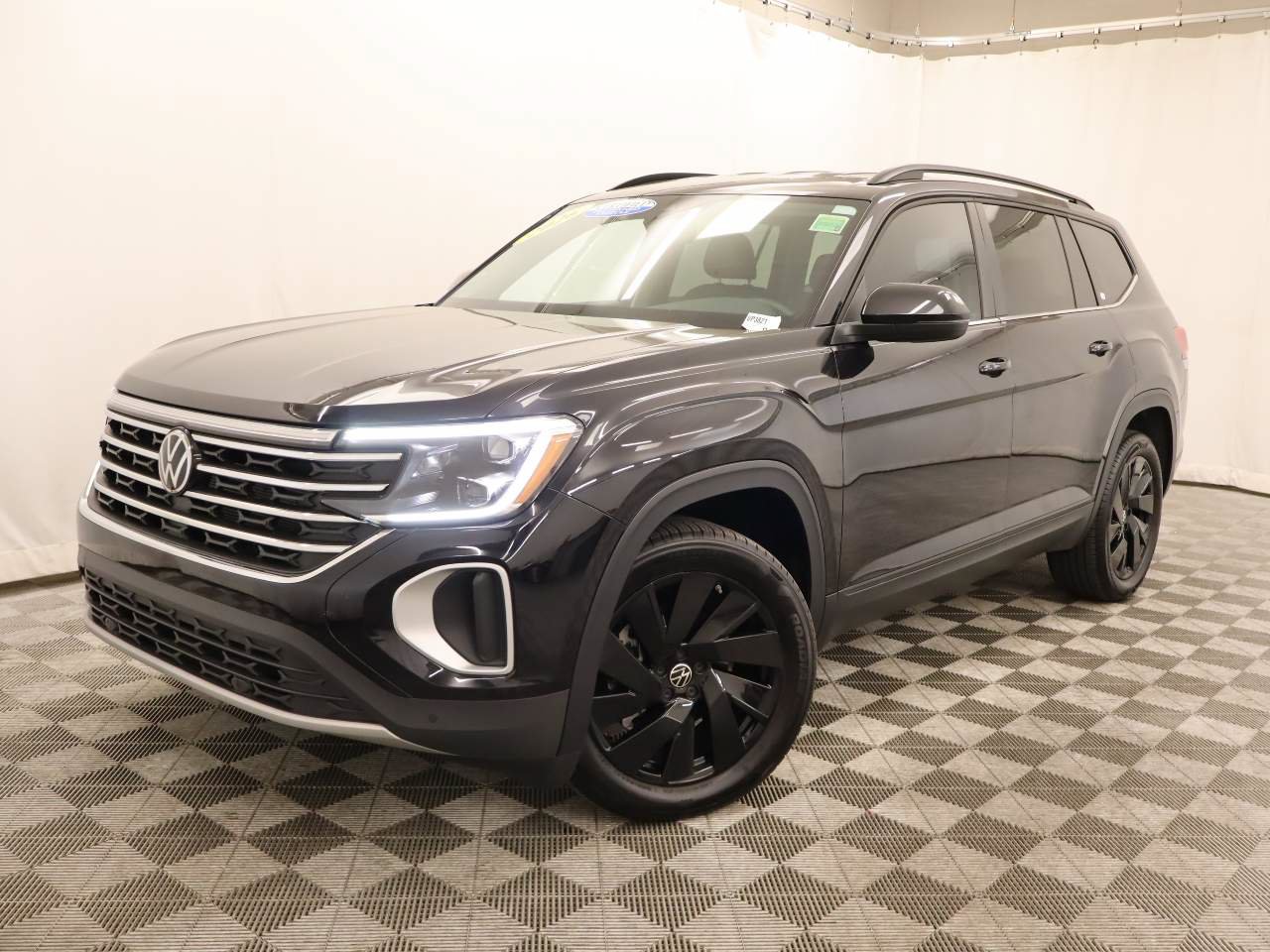 Certified 2026 Volkswagen Atlas SE w/ Black Wheel Package FWD image 1